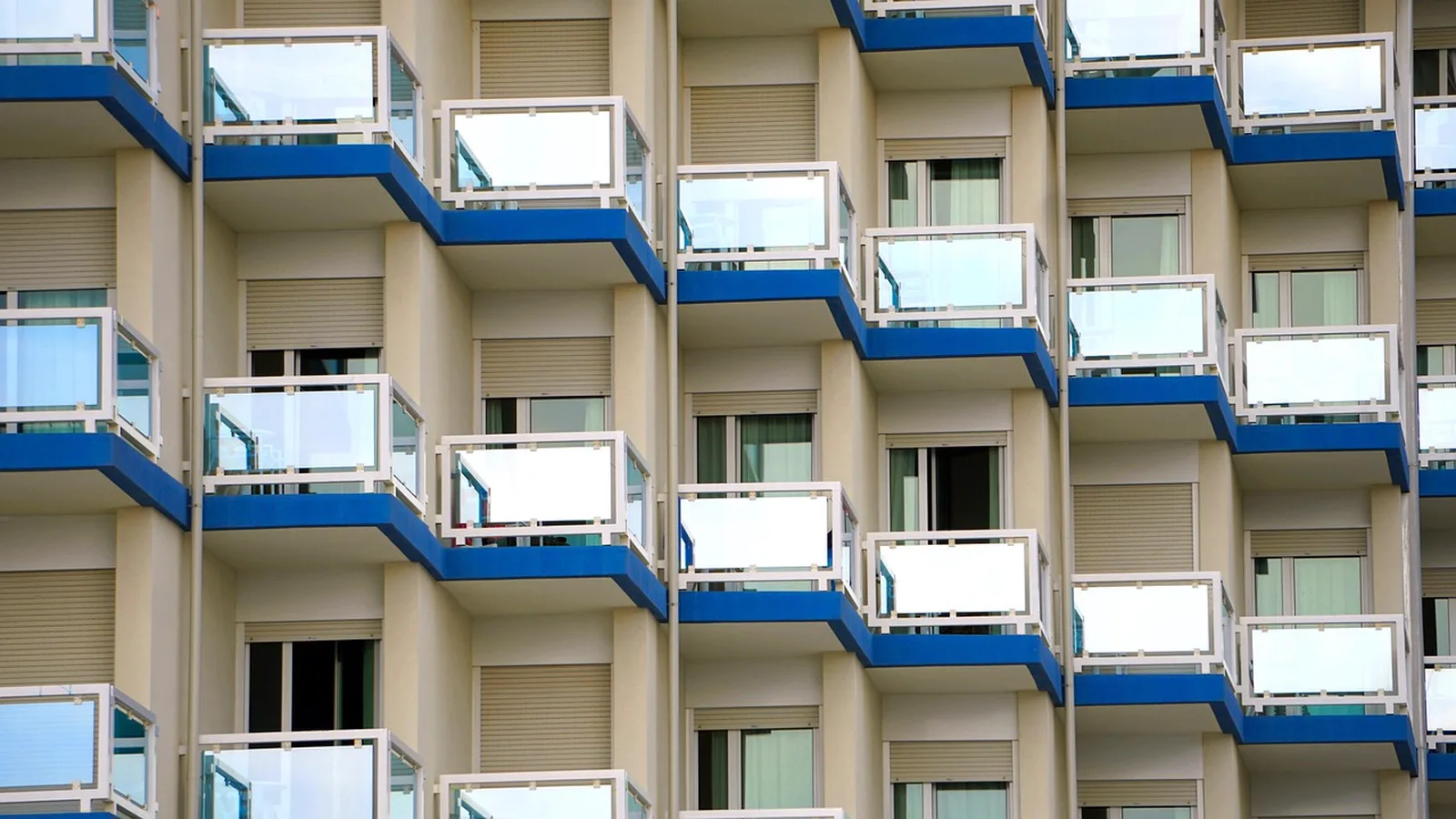 Universal Endless Summer Resort, Dockside Inn and Suites: A geometric exterior view of multi-story hotel balconies with blue accents and glass railings.